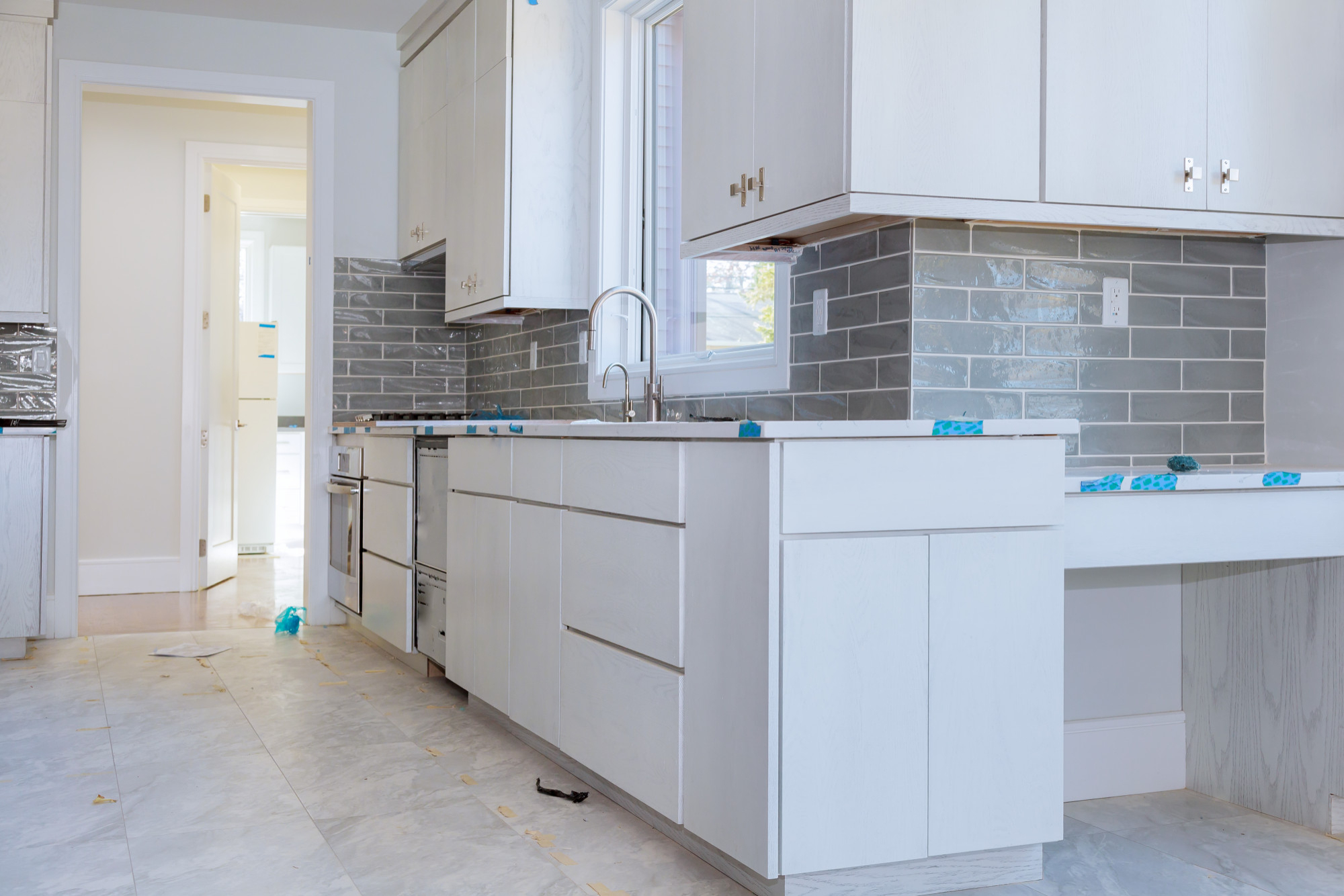 Modern tasarımlı şık bir mutfak ve ferah bir banyo görüntüsü